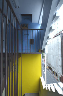 ブログ用階段青黄色.jpg